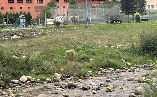 Aller arreglará el parque infantil de Collanzo como primer paso para recuperar la playa fluvial