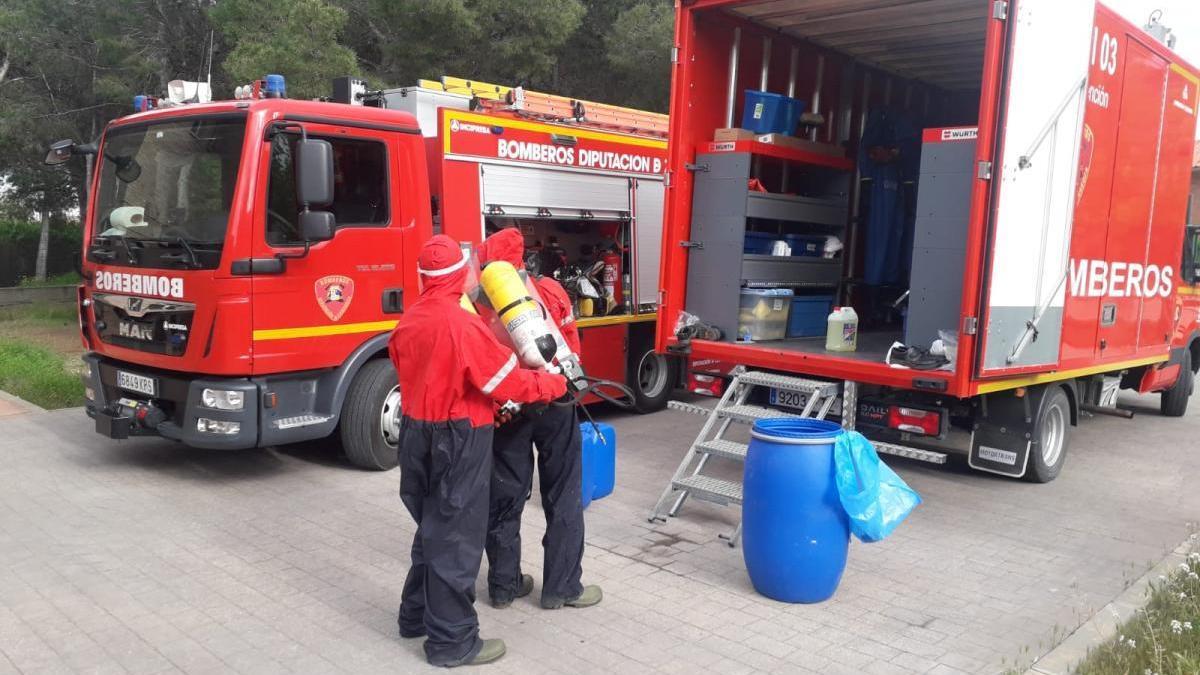 Bomberos de la Diputación de Zaragoza desinfectan la residencia de Belchite