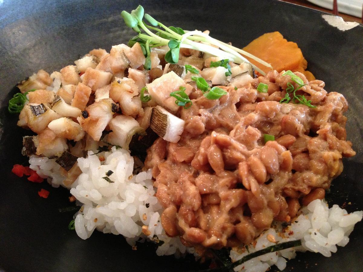 Plato combinado con natto y otros ingredientes variados