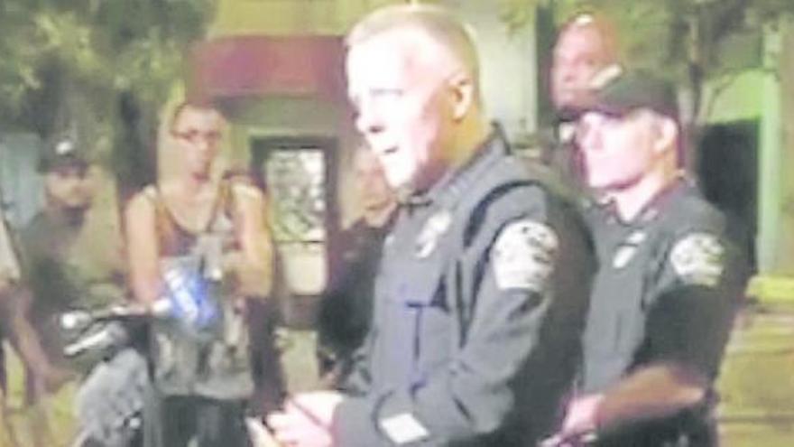 Un oficial de policia en una roda de premsa pel tiroteig d&#039;Austin