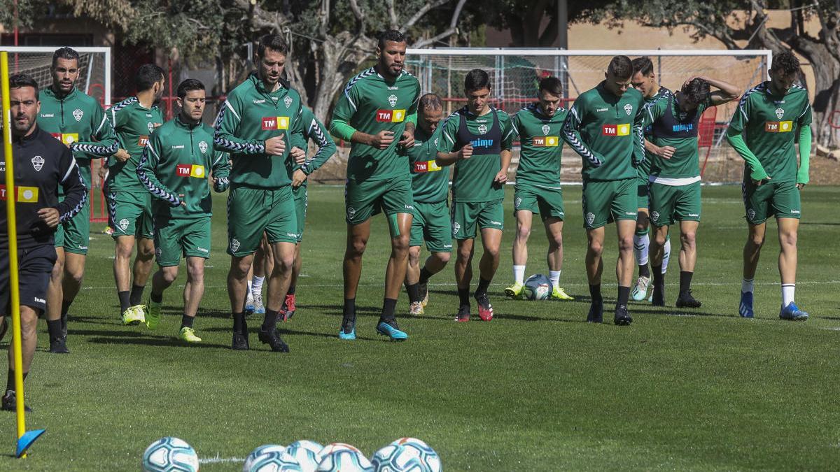 Los futbolistas de la primera plantilla del Elche, durante un entrenamiento en el polideportivo de Altabix.