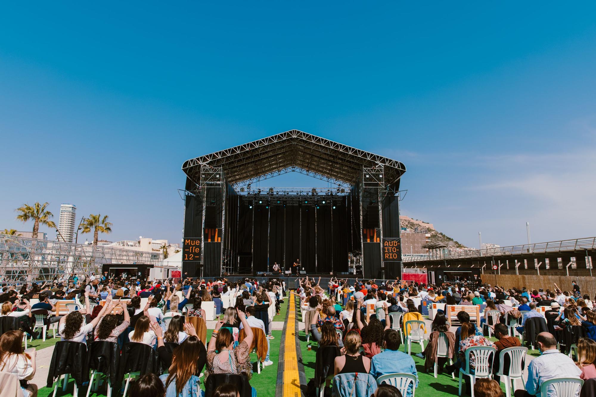 La zona más amplia (4.000m2), acuñada como auditorio, cuenta con un gran escenario al aire libre.