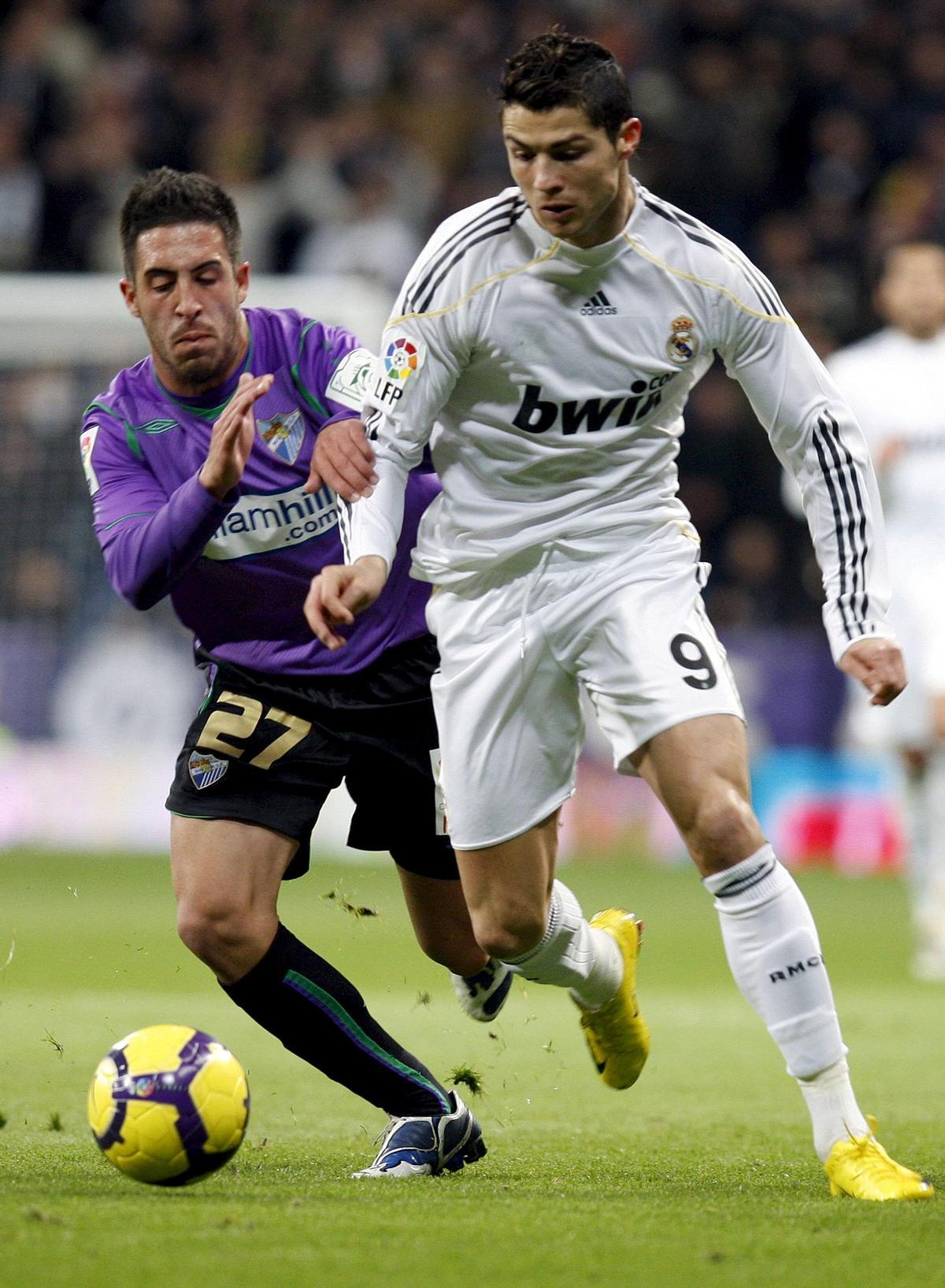Dani Toribio persegueix Cristiano Ronaldo durant el Madrid-Màlaga al Bernabéu del 2010