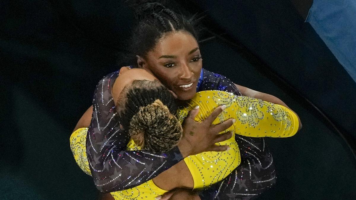 Simone Biles se abraza a Rebeca Andrade.