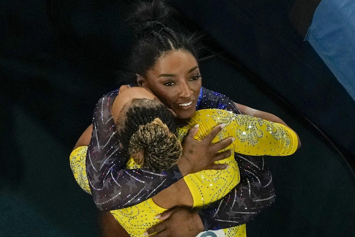 Simone Biles se abraza a Rebeca Andrade.
