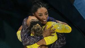 Simone Biles se abraza a Rebeca Andrade.