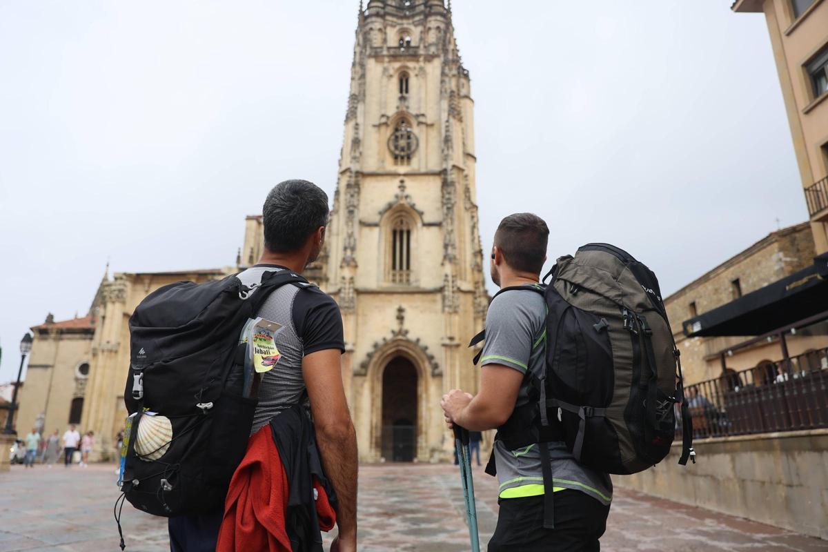 Peregrinos mirando a la Catedral de Oviedo.