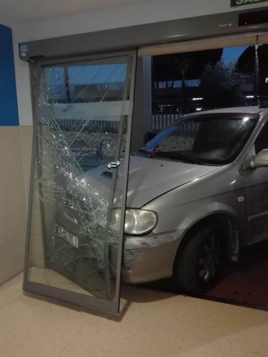 Así quedó el Materno Infantil tras empotrarse un coche contra la puerta de Urgencias