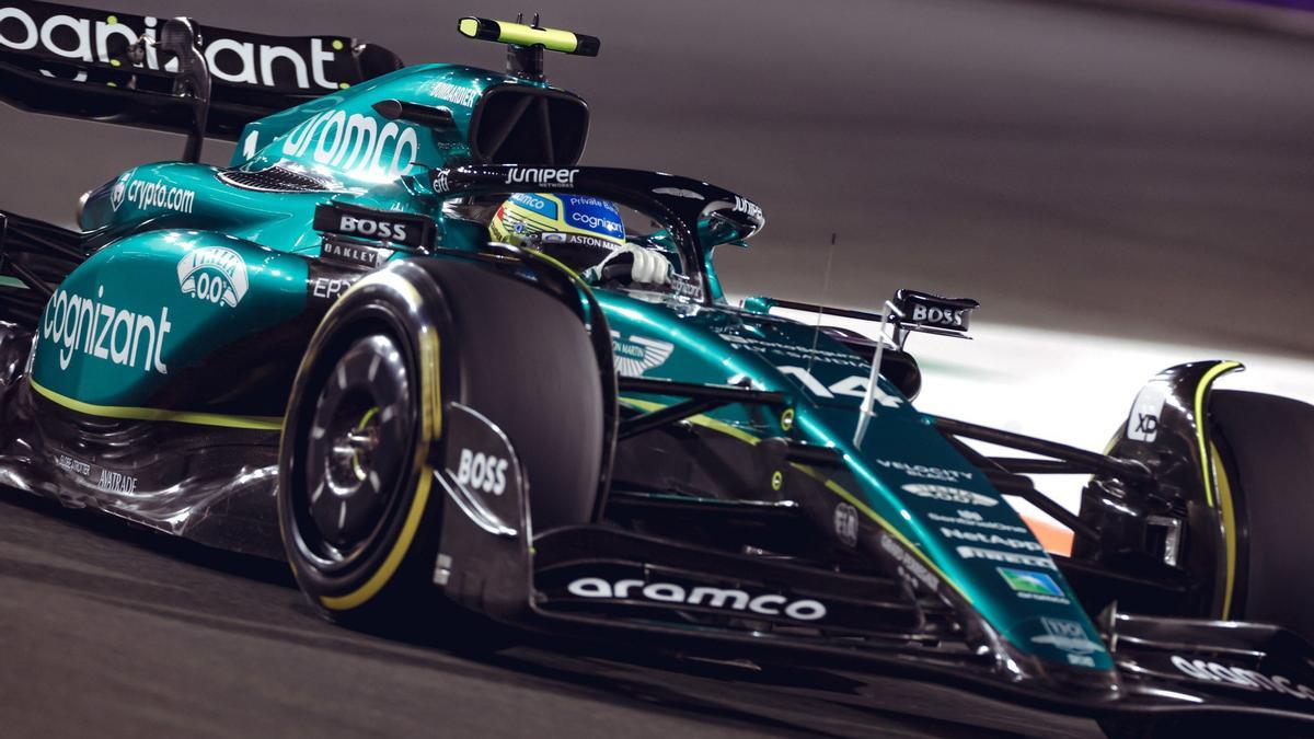 Fernando Alonso rueda con neumáticos medios de Pirelli