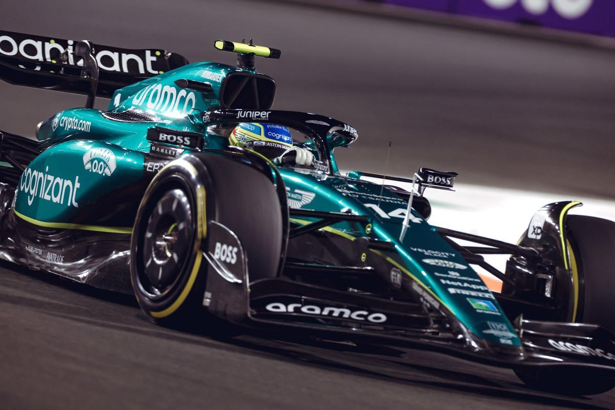 Fernando Alonso rueda con neumáticos medios de Pirelli