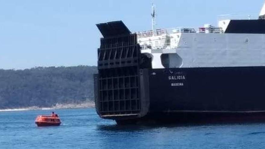 Instante del rescate del polizón tras tirarse al auga. // FdV