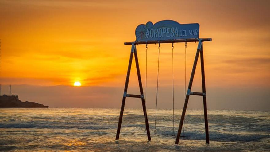 El pionero columpio de Orpesa es un espacio idóneo para captar una preciosa estampa con el mar y el sol como fondo.