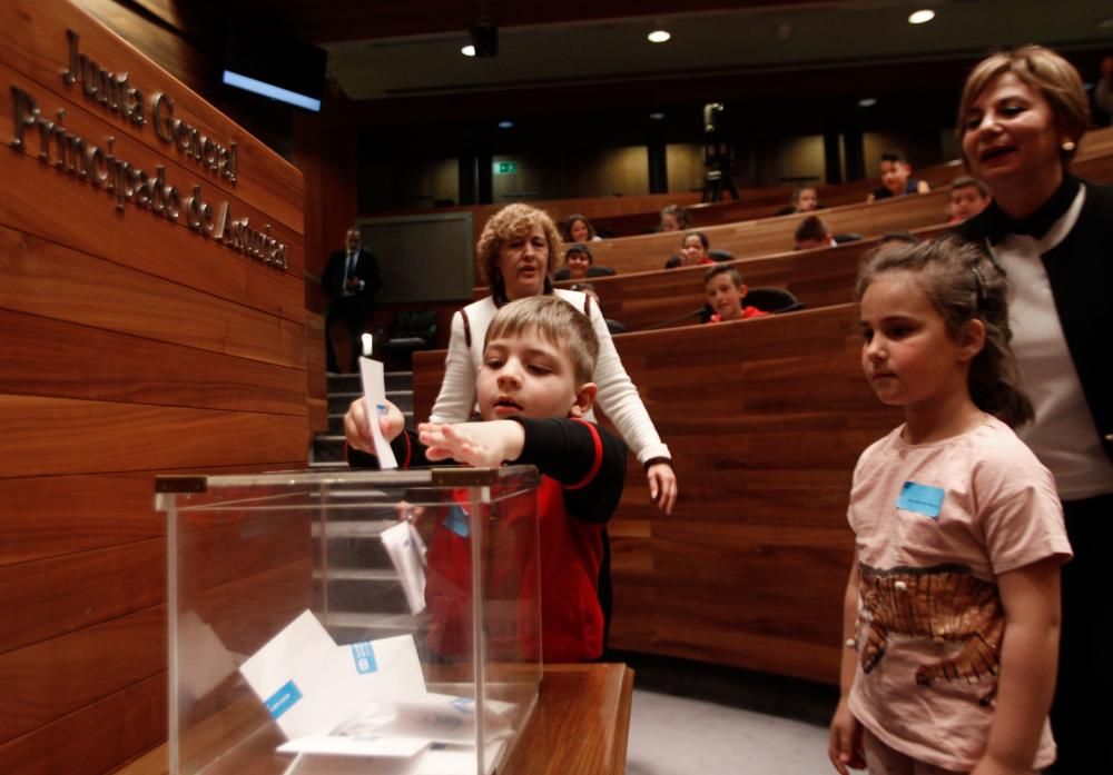 Sesenta escolares asturianos se convierten en diputados por un día