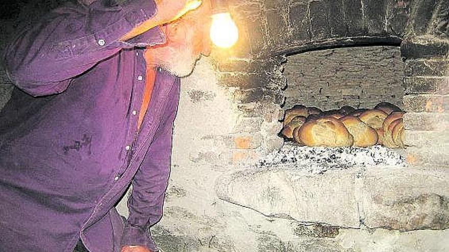 Pepe Álvarez vigila la cocción de sus panes de escanda en un horno de más de 200 años de antigüedad.