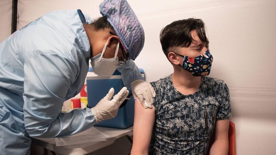 Salud no priorizó a los jóvenes “para vacunar antes al que más riesgo tiene”