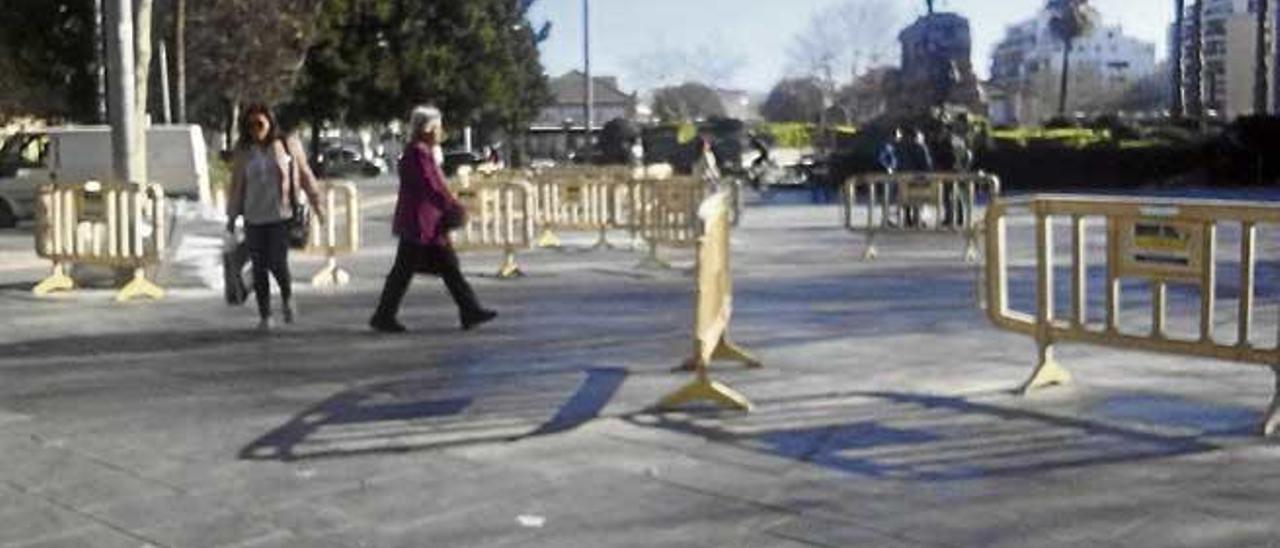 Un laberinto de vallas en la plaza de España. j. C.