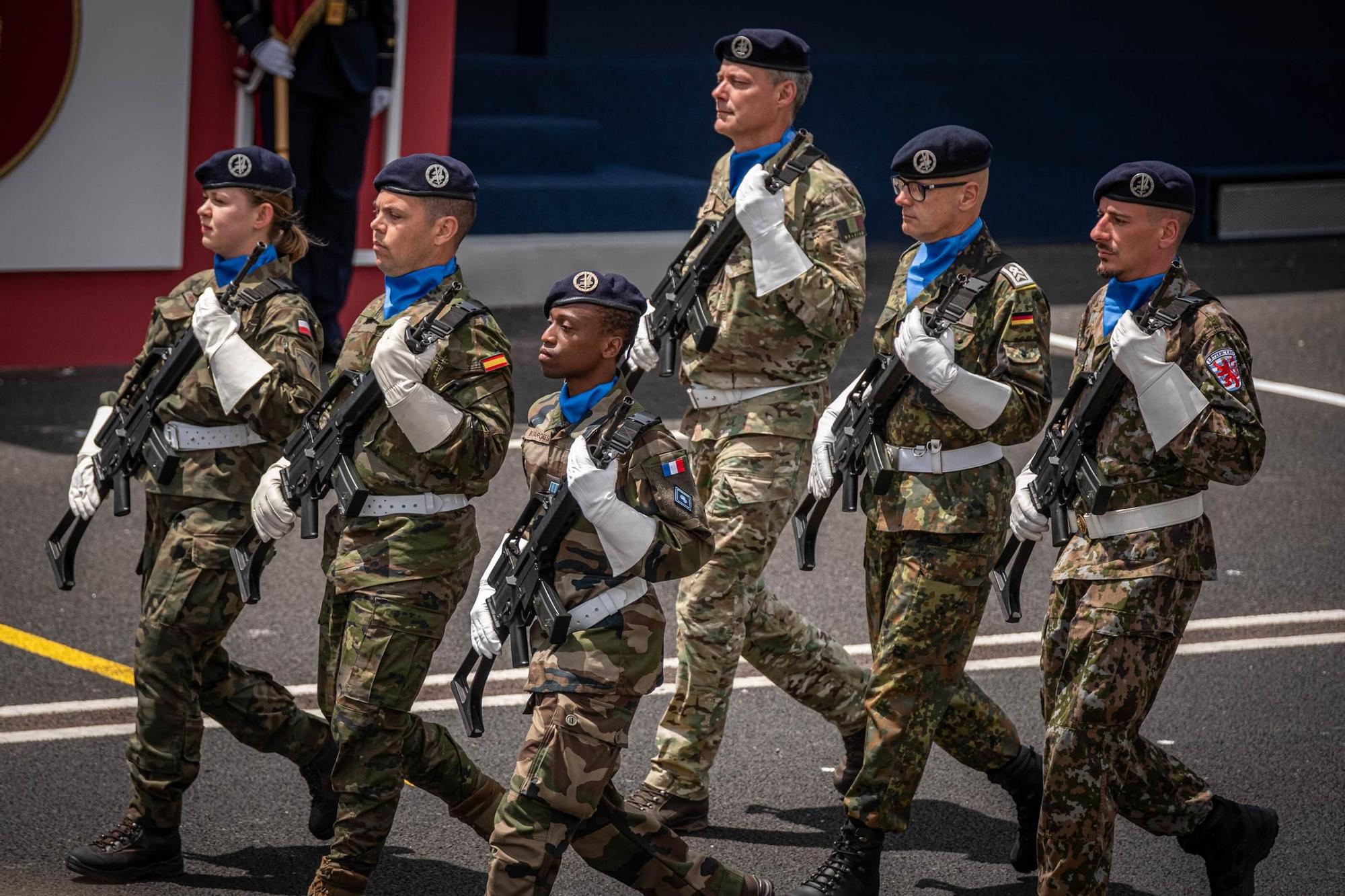 Las mejores imágenes del desfile militar de las Fuerzas Armadas en Tenerife con la presencia de Sus Majestades los Reyes