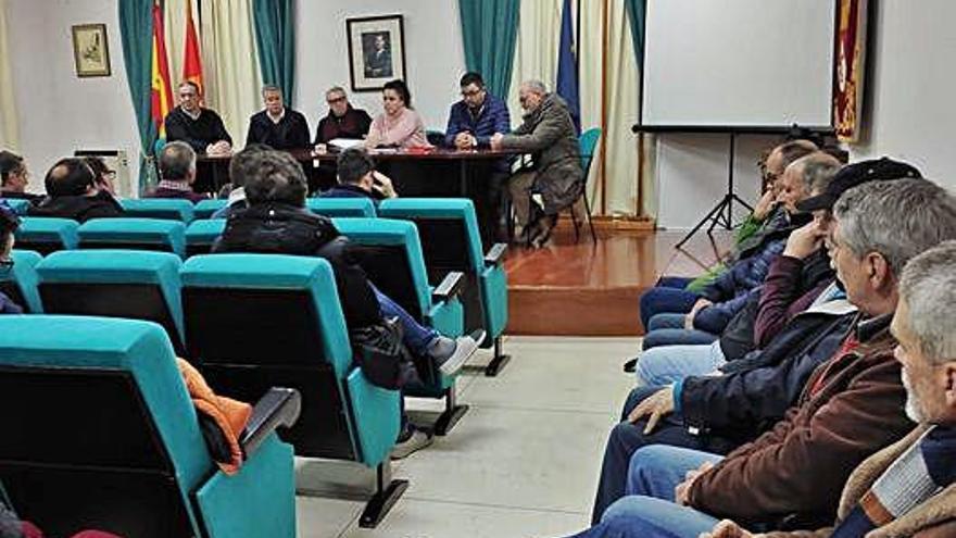 Reunión de autoridades municipales alistanas y trasmontanas, y vecinos, en Alcañices.