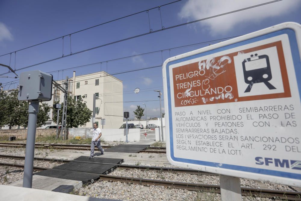 Un paso inferior peatonal en Verge de Lluc para evitar las vías del tren