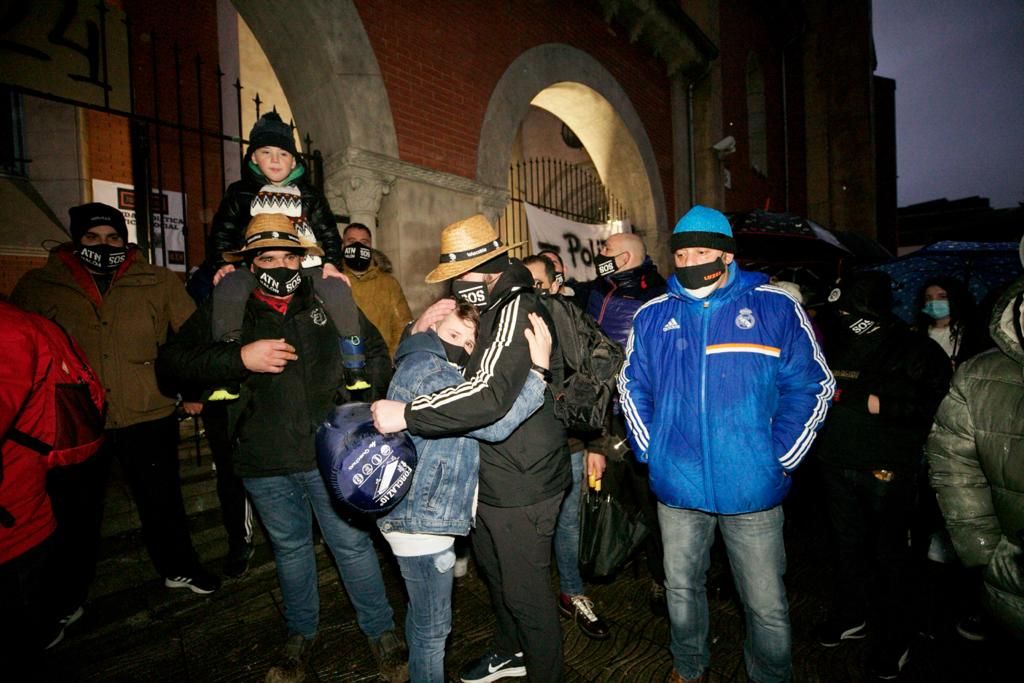 Los autónomos salen de sus encierro en la iglesia de La Felguera