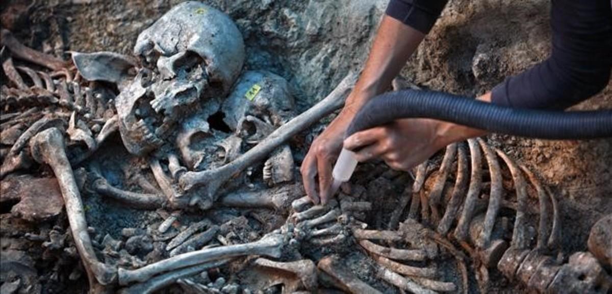 Trabajos de exhumación de una fosa en Gurb.