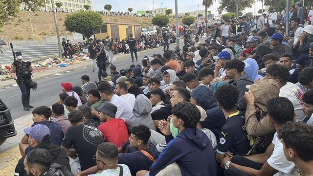 La Policia conté amb trets a l’aire migrants davant un centre d’acolliment | CEUTA