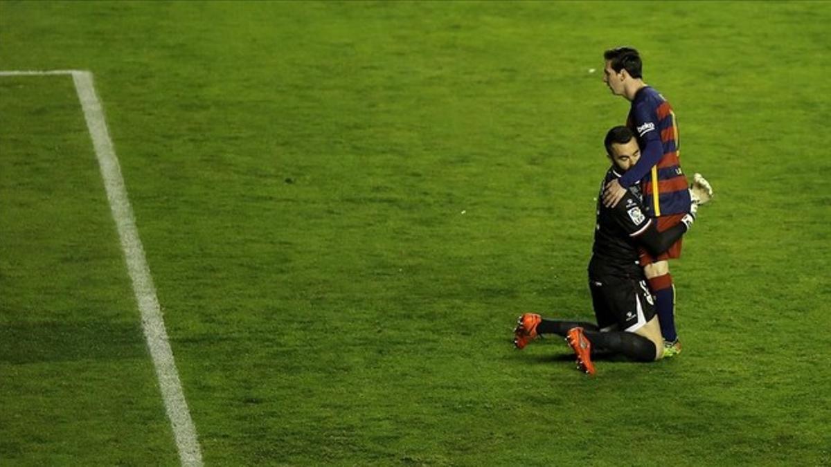 Messi y Juan Carlos, el portero del Rayo, se abrazan tras una acción que acabó en gol, pero fue anulado.