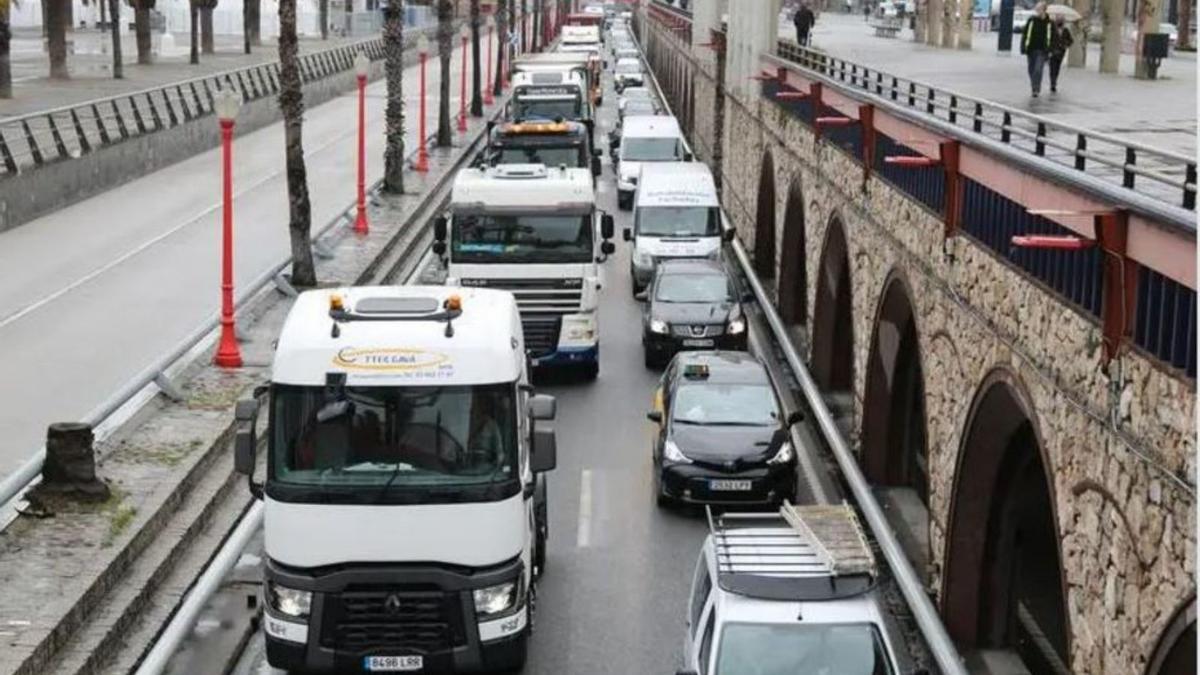 Una marxa lenta de transportistes, el març passat.  | ACN