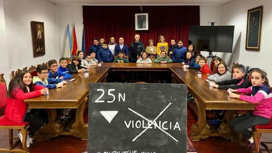 Alumnos, profesores y representantes del gobierno municipal de Vilanova durante el acto. // Faro