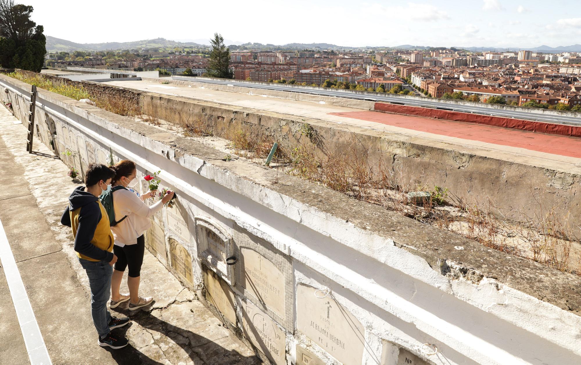 Los cementerios de Gijón vuelven a llenarse por Todos los Santos