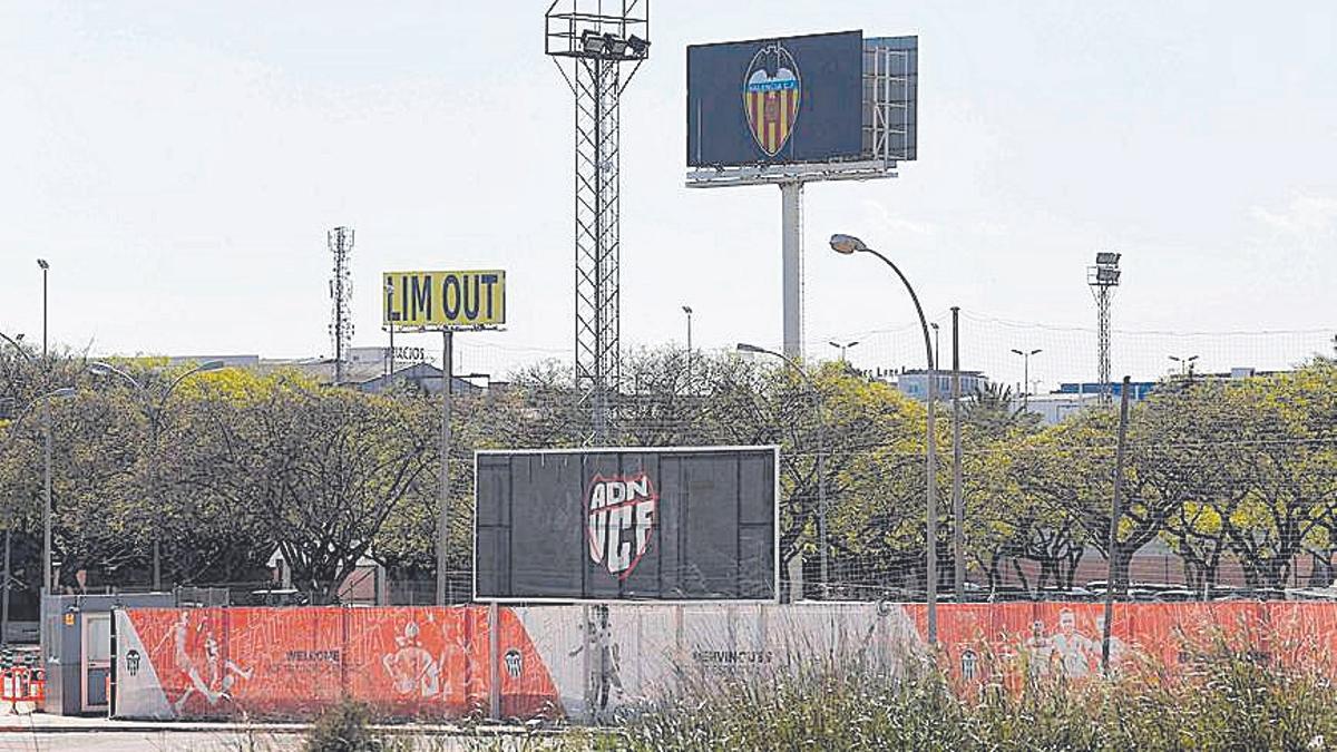 Cartel de Libertad VCF frente a la Ciudad Deportiva de Paterna