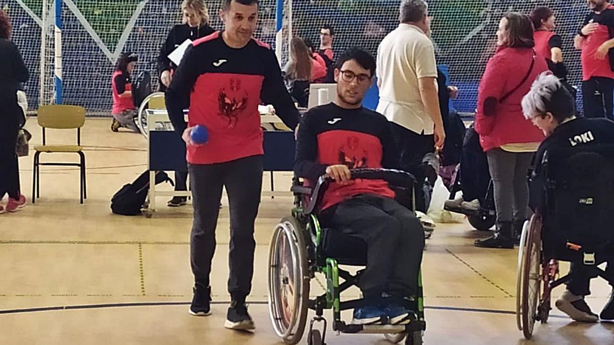 El deportista ibense, en silla, junto a su padre, que también ejerce como técnico deportivo. | INFORMACIÓN