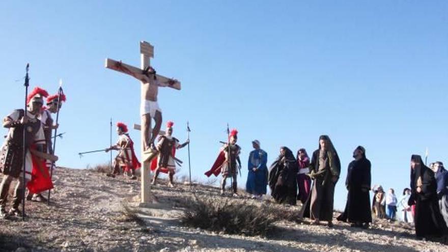 Elda vive un Vía Crucis integrador en el Altico de  San Miguel