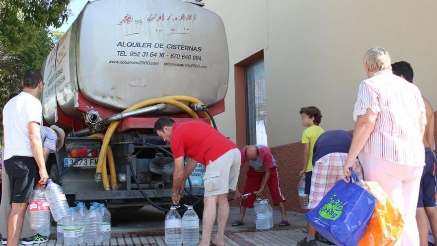 Vecinos recogen agua de los camiones cisterna.