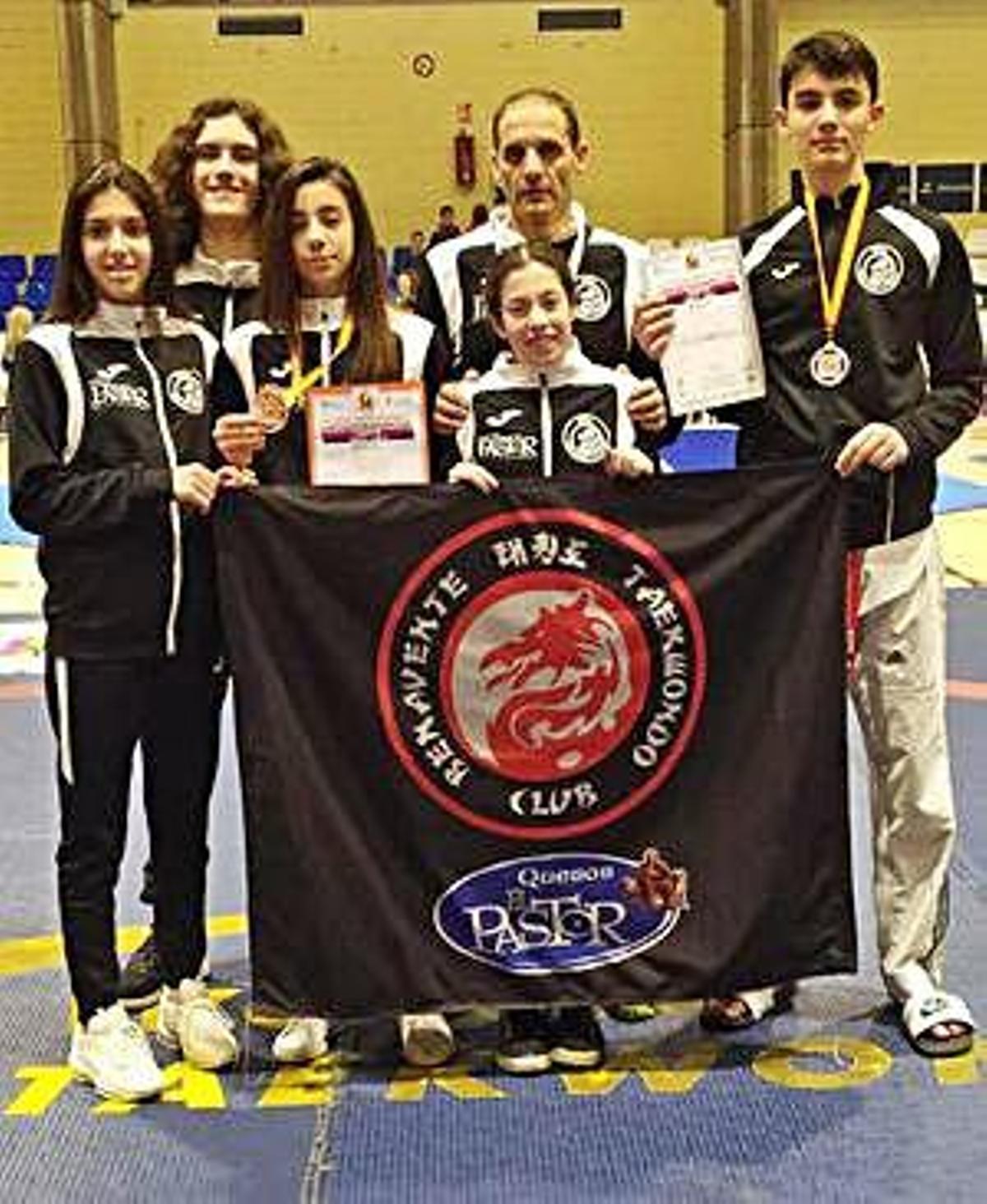 Varios benaventanos, con sus medallas.