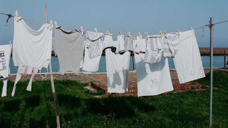¿Lavas demasiado tu ropa? Descubre cuál es la frecuencia ideal de cada prenda y ahorra agua