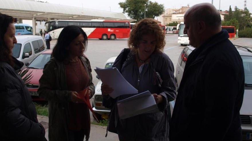 Usuaris del servei de bus de Manresa a Barcelona amb les signatures recollides