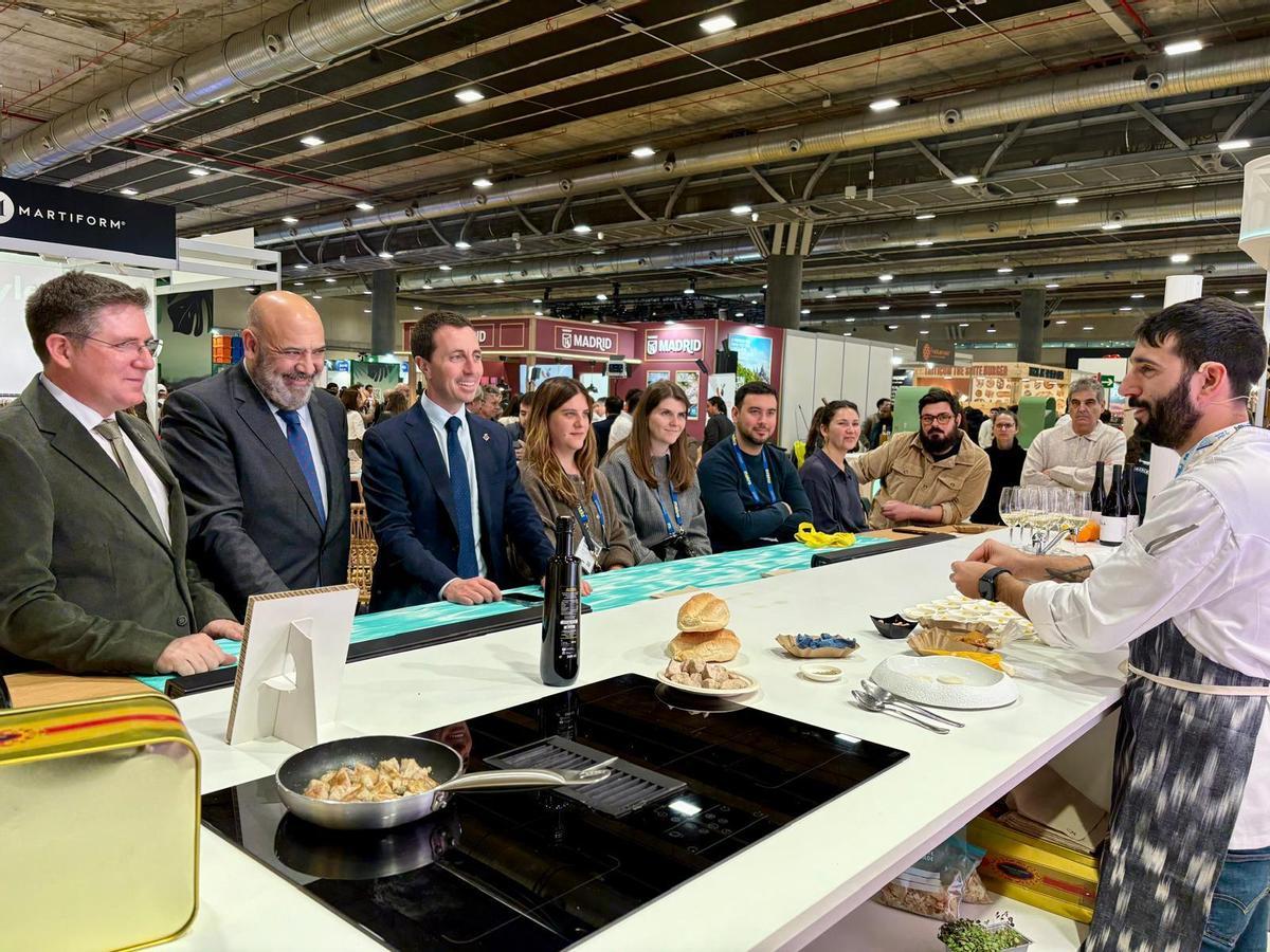 Guillem Ginard, Jaime Martínez y Llorenç Galmés atienden las explicaciones de uno de los cocineros.