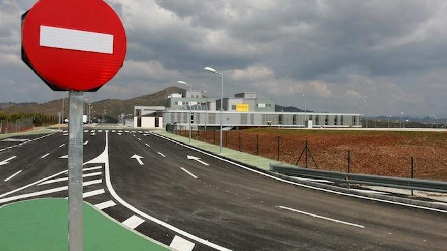 La vía de acceso al hospital, una de las trabas que bloquean la apertura del centro.