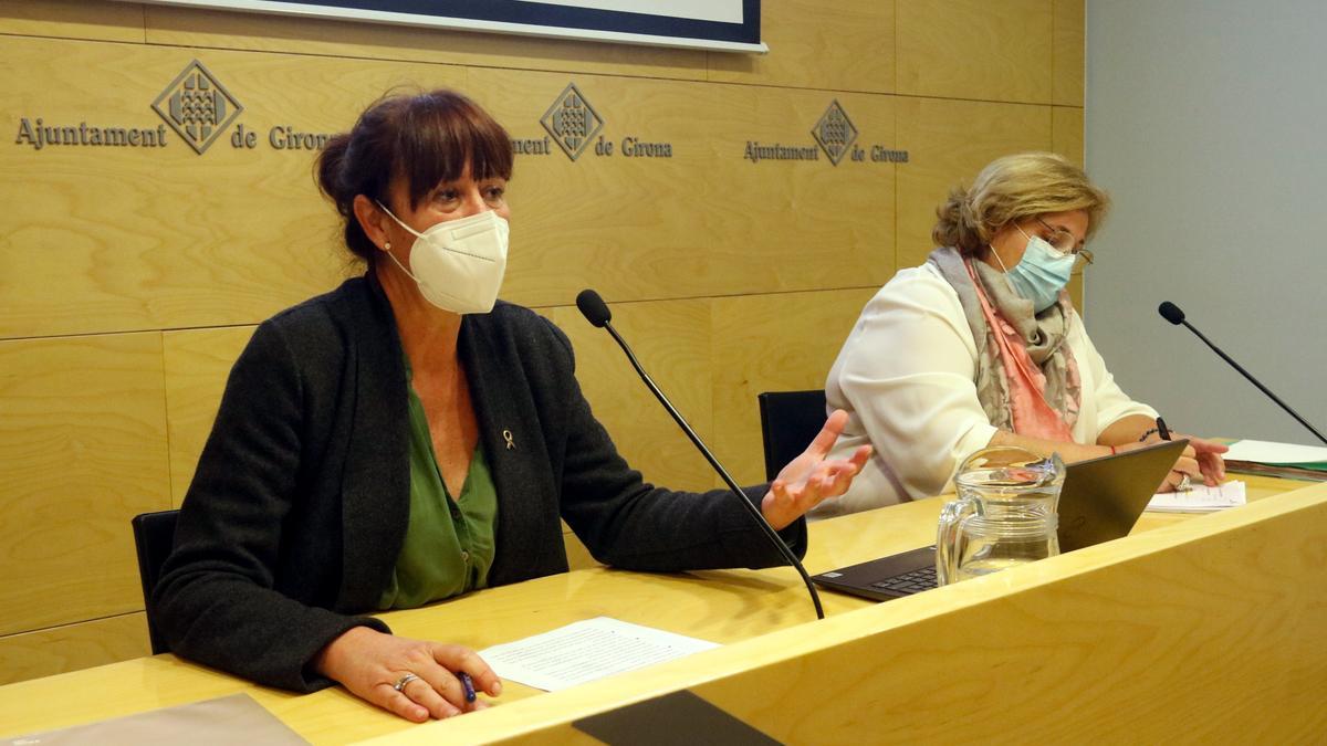 L&#039;alcaldessa de Girona, Marta Madrenas, i la regidora de Salut, Eva Palau, durant la presentació del Pla Local d&#039;acció sobre drogues i addiccions