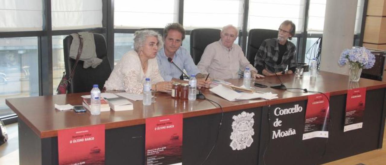 Domingo Villar –centro– durante la concurrida presentación de su novela en Moaña en julio de 2019.   | S.A.