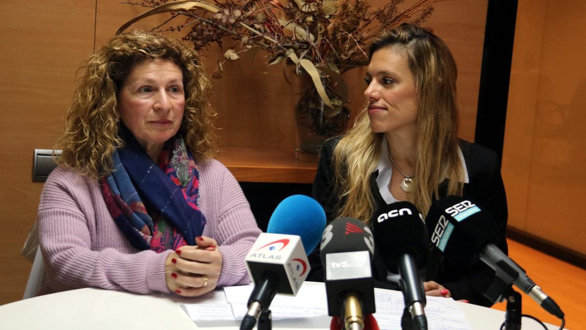 Paquita Linares, exdirectiva que ha denunciat la Federació Catalana de Futbol, durant la roda de premsa amb la seva advocada, Carla Martí