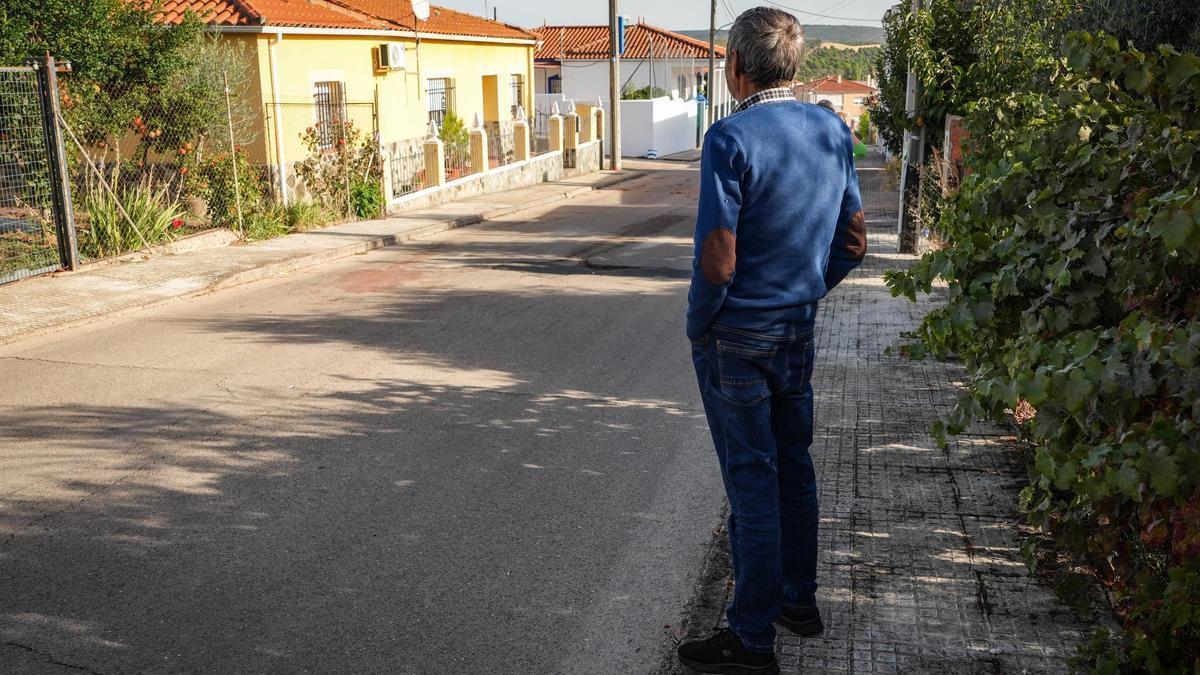 Un vecino en el lugar del atropello que acabó con la vida de Verónica en octubre del año pasado en La Codosera.