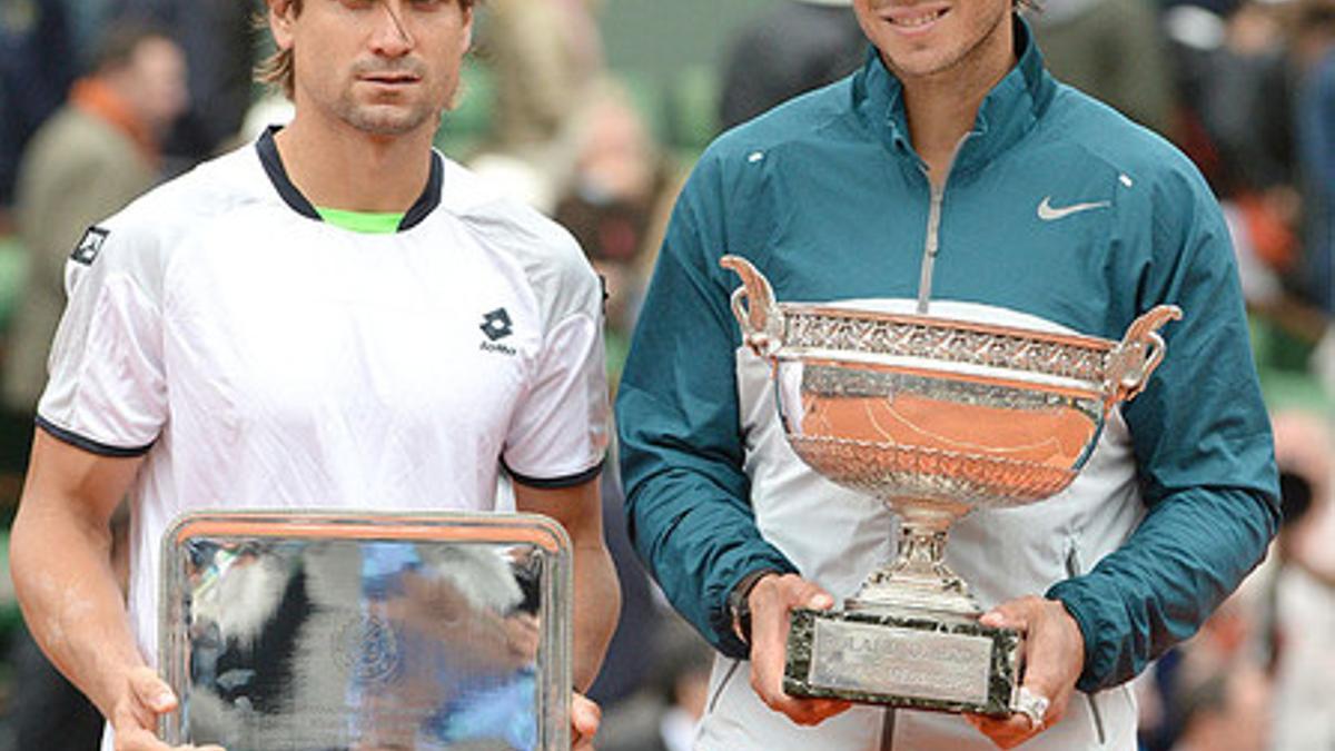 Rafael Nadal (derecha) y David Ferrer posan con sus respectivos trofeos tras proclamarse campeón y subcampeón de Roland Garros