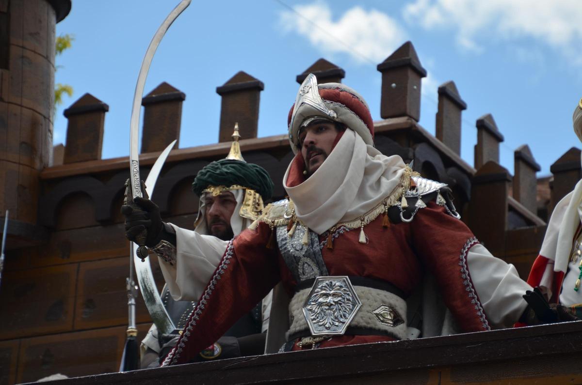 Moros y Cristianos de Petrer 2024: la Embajada de la cruz recupera la villa
