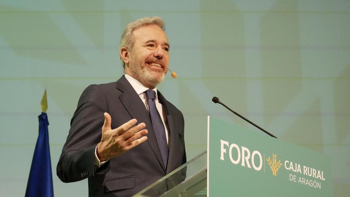 El presidente de Aragón, Jorge Azcón, durante su intervención este viernes en el Foro de la Caja Rural de Aragón.