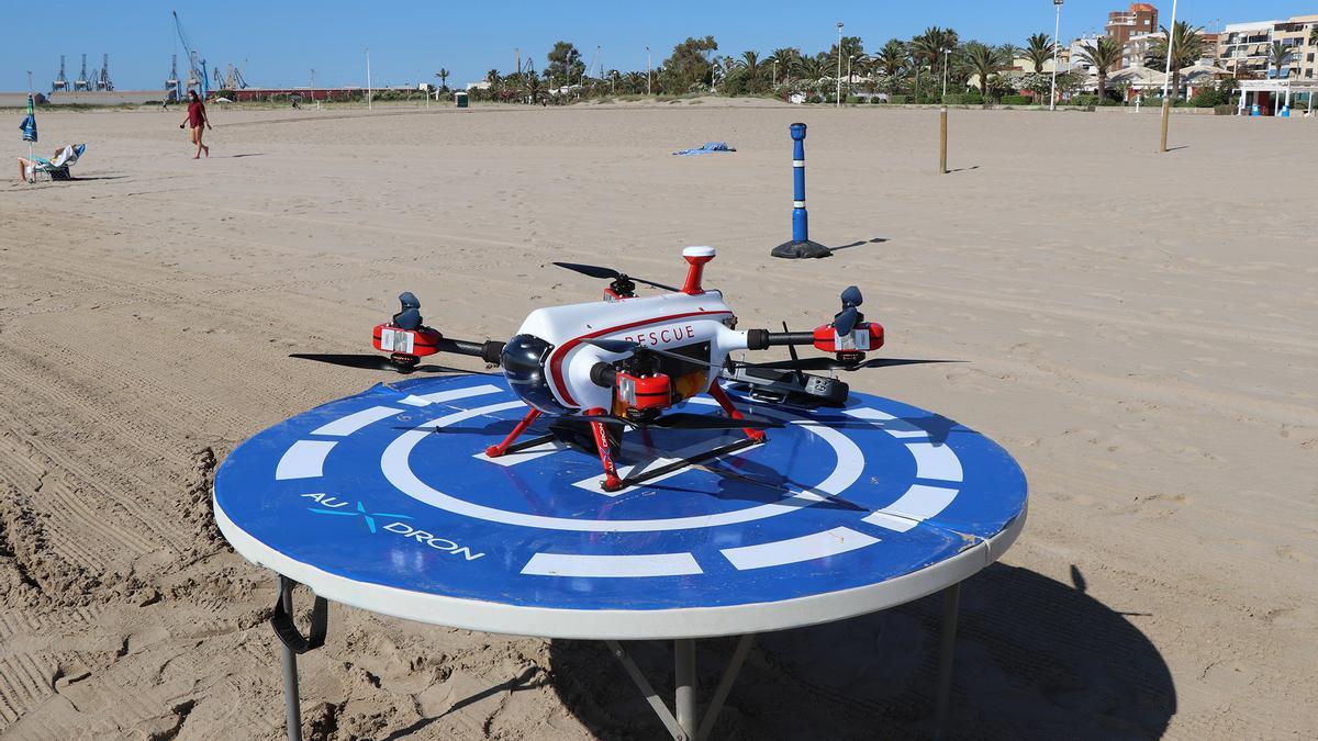 Momentos de un rescate con dron en la playa del Port de Sagunt