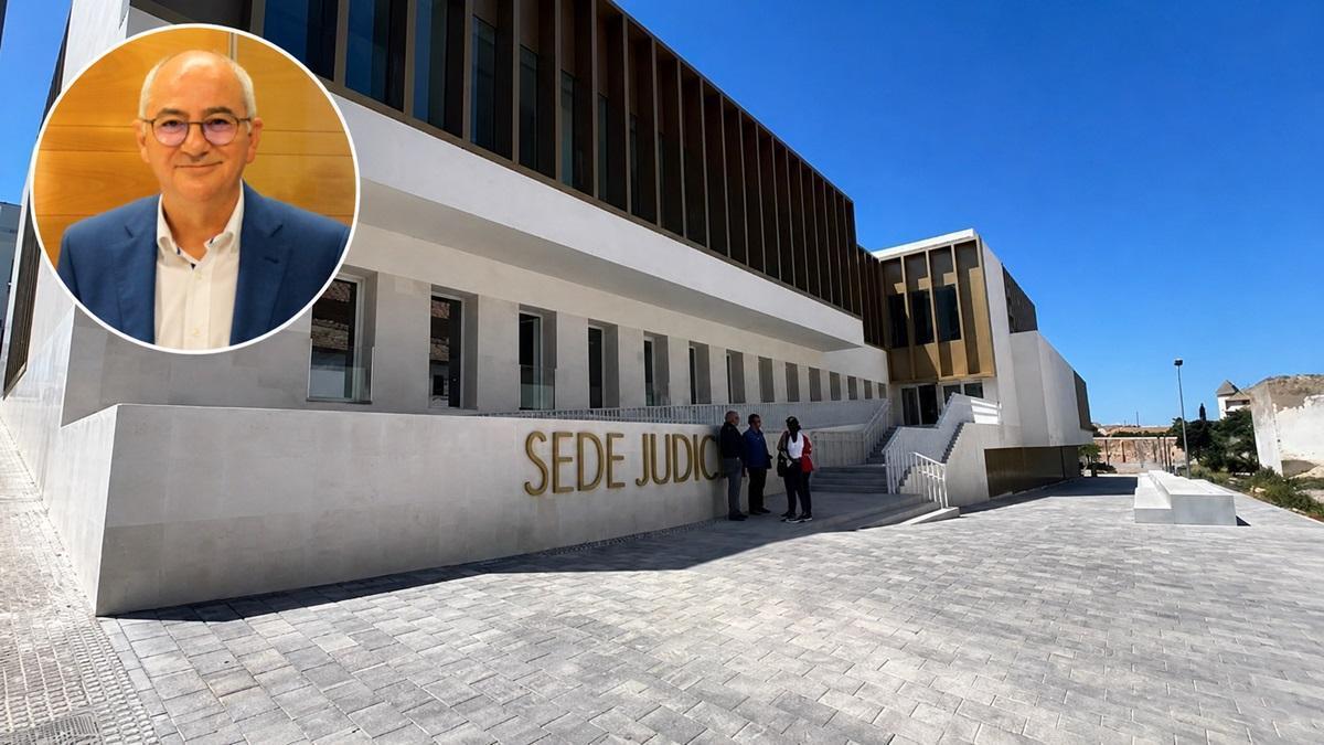 El decano del Colegio de Abogados de Lucena, Manuel Egea, sobre una imagen del exterior del edificio de la sede judicial de Lucena.