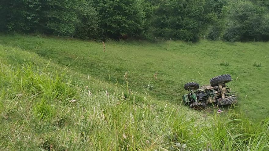 Un vecino se enfrenta a tres años sin carné por volcar ebrio con su tractor en Brañagallones