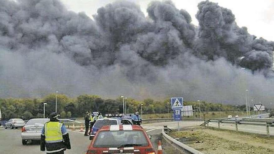 Evacuadas 400 personas por un fuego que arrasó una planta de Campofrío